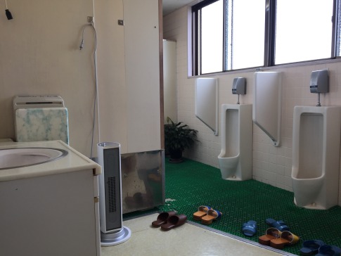 入ってすぐに男性トイレ奥に女性トイレがありました。