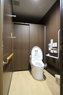 入って右側の女性トイレです。車いすも通れます。